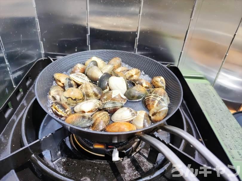 【簡単キャンプ飯】あさりの酒蒸しが美味しい｜日本酒とカットねぎだけでシンプルに！