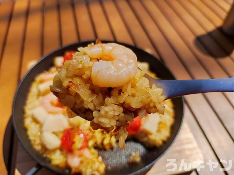 【簡単キャンプ飯】パエリアは市販の素と冷凍シーフードミックスを使えば楽チンで美味しい