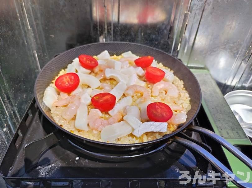 【簡単キャンプ飯】パエリアは市販の素と冷凍シーフードミックスを使えば楽チンで美味しい