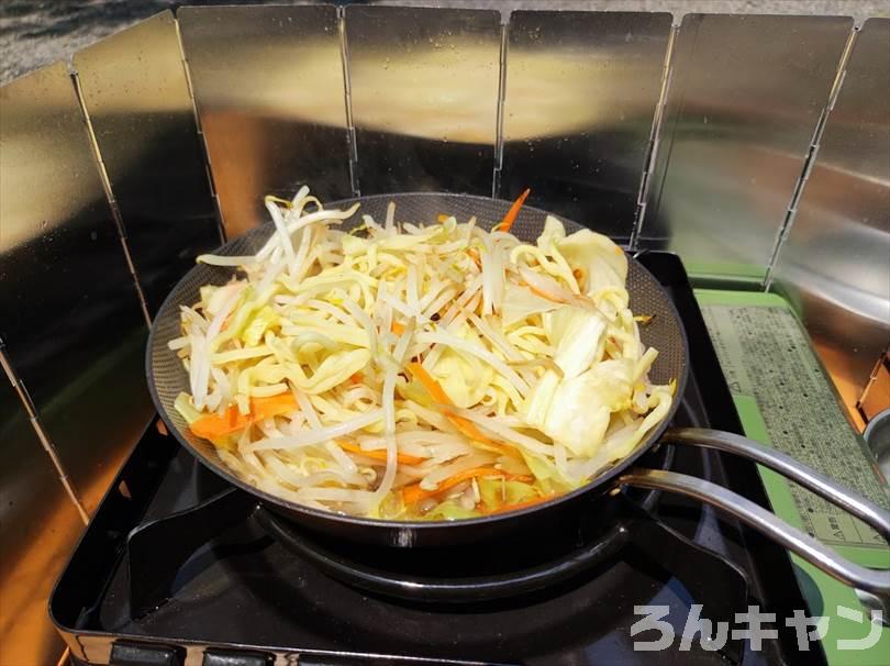 【簡単キャンプ飯】焼きそばをフライパンで作る｜カット野菜を使えば楽チンで美味しい