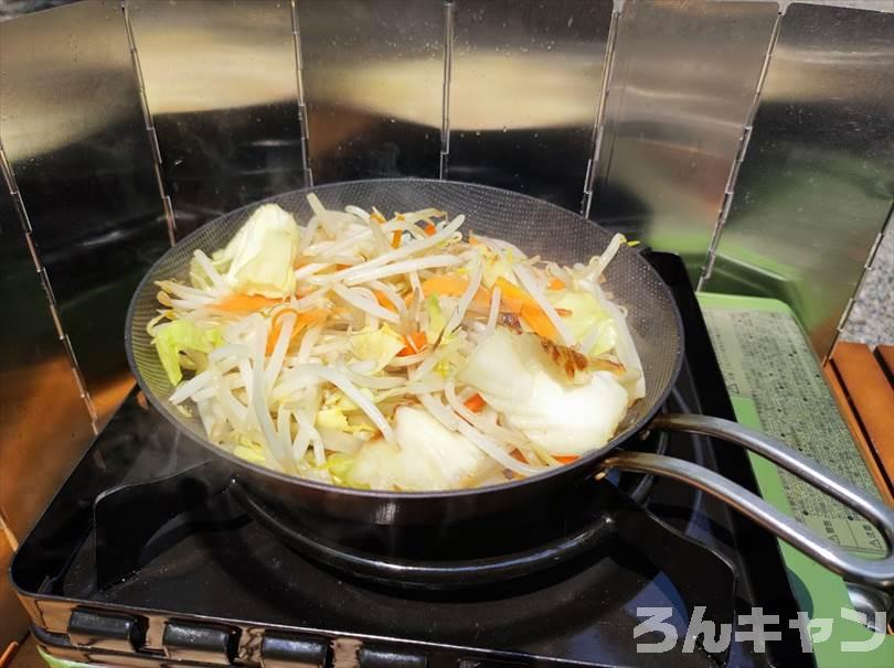 【簡単キャンプ飯】焼きそばをフライパンで作る｜カット野菜を使えば楽チンで美味しい