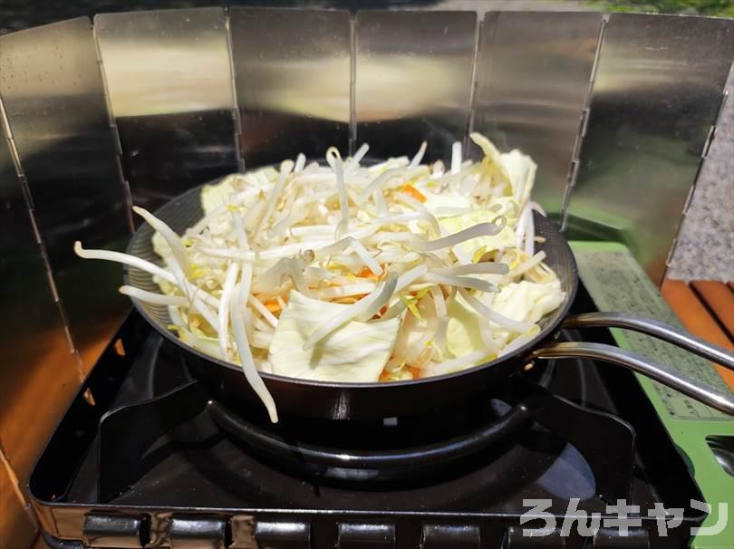 【簡単キャンプ飯】焼きそばをフライパンで作る｜カット野菜を使えば楽チンで美味しい
