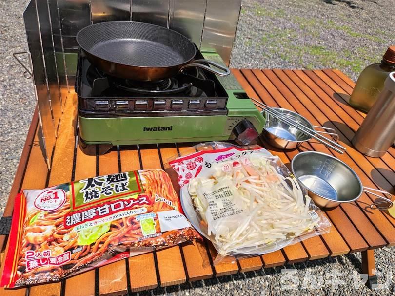 【簡単キャンプ飯】焼きそばをフライパンで作る｜カット野菜を使えば楽チンで美味しい