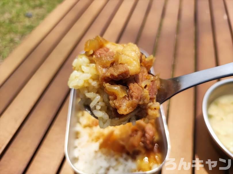 【簡単キャンプ飯】牛丼はレトルトで手軽に！汁が多めで具材が少ないけど美味しい