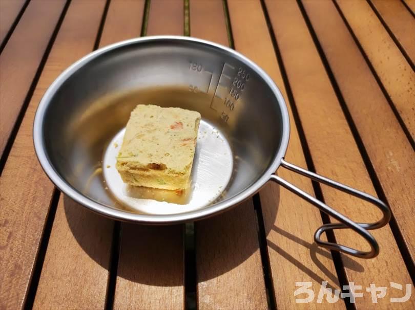 【簡単キャンプ飯】親子丼はレトルトで手軽に！ふわふわ玉子と甘めの出汁が美味しい