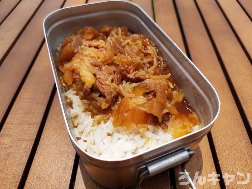 【簡単キャンプ飯】牛丼はレトルトで手軽に！汁が多めで具材が少ないけど美味しい