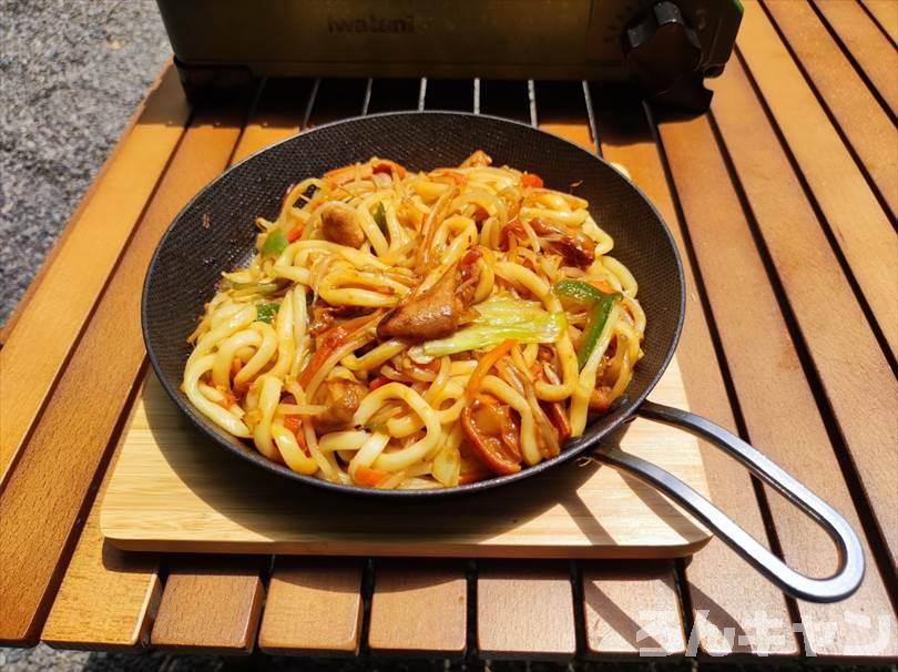 【簡単キャンプ飯】ホルモン焼きうどん｜こてっちゃん（コク味噌）が美味しい