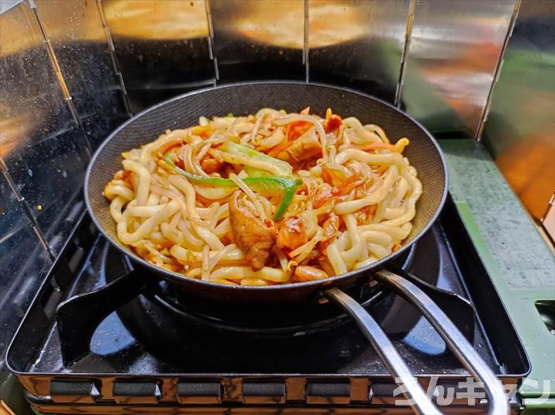 【簡単キャンプ飯】ホルモン焼きうどん｜こてっちゃん（コク味噌）が美味しい