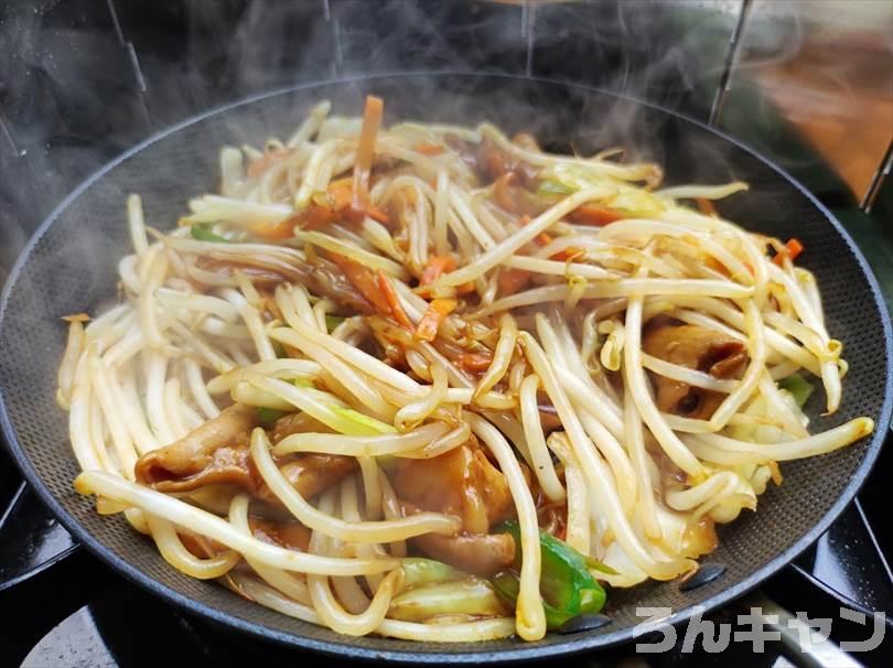 【簡単キャンプ飯】ホルモン焼きうどん｜こてっちゃん（コク味噌）が美味しい