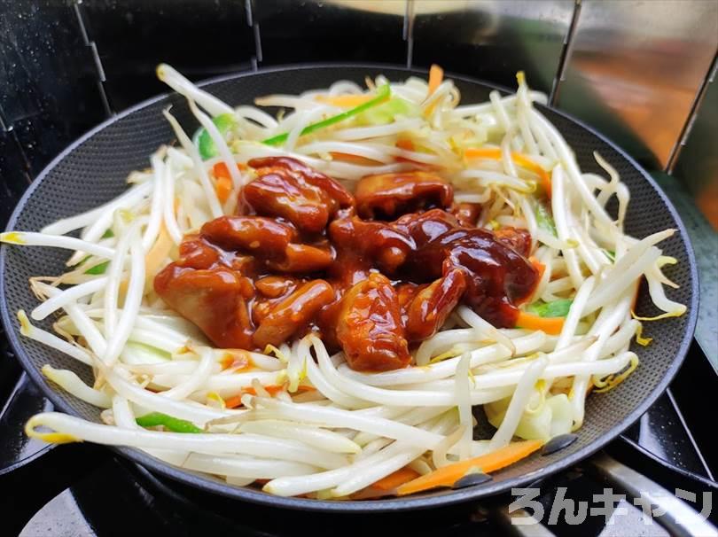 【簡単キャンプ飯】ホルモン焼きうどん｜こてっちゃん（コク味噌）が美味しい