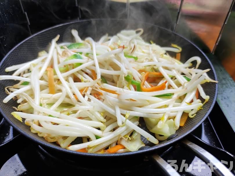 【簡単キャンプ飯】ホルモン焼きうどん｜こてっちゃん（コク味噌）が美味しい