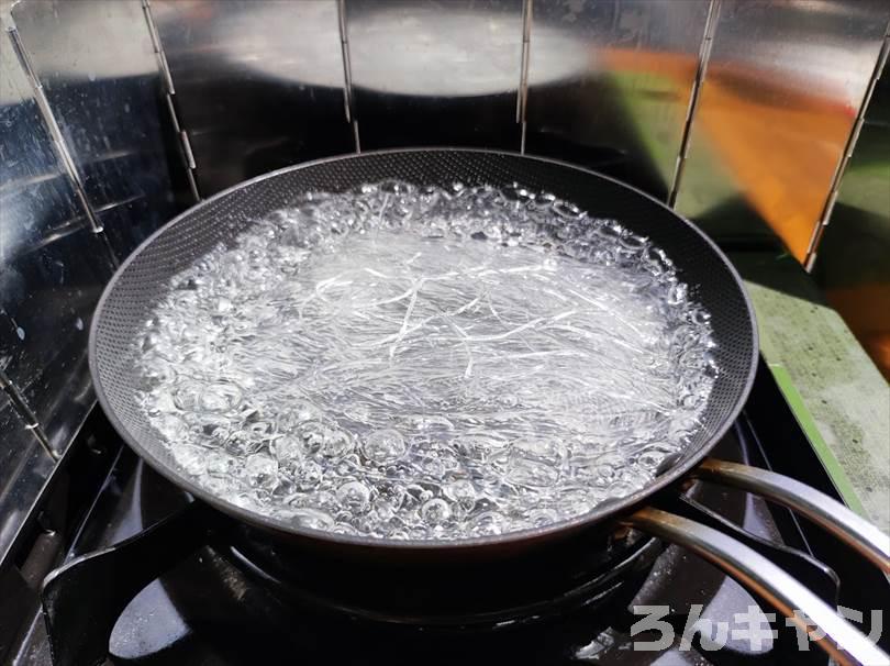 【簡単キャンプ飯】麻婆春雨は材料不要でパパッと作れる｜ご飯にのせても美味しい