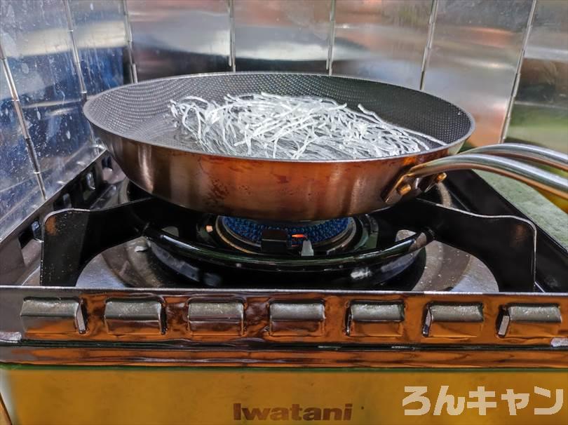 【簡単キャンプ飯】麻婆春雨は材料不要でパパッと作れる｜ご飯にのせても美味しい