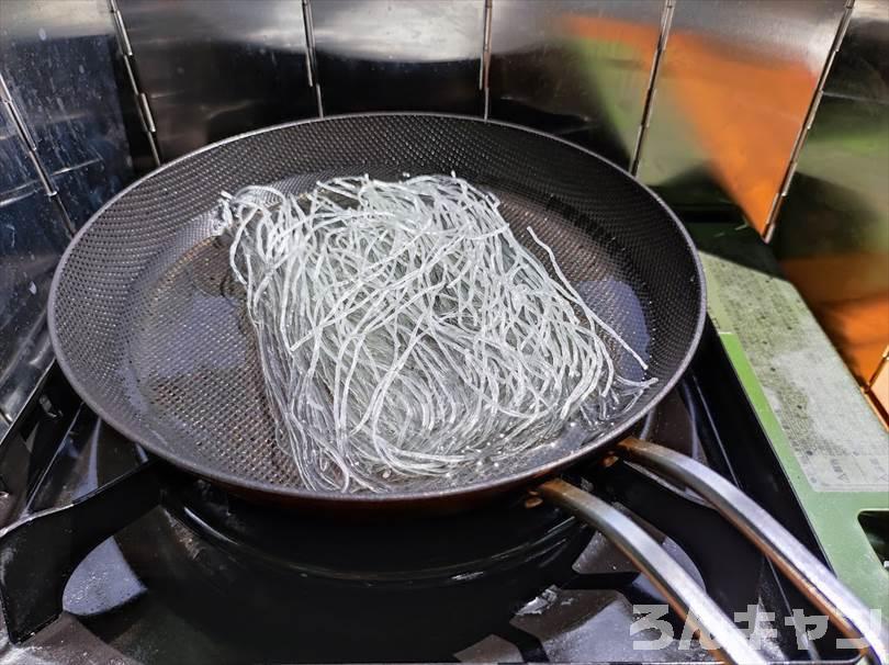 【簡単キャンプ飯】麻婆春雨は材料不要でパパッと作れる｜ご飯にのせても美味しい