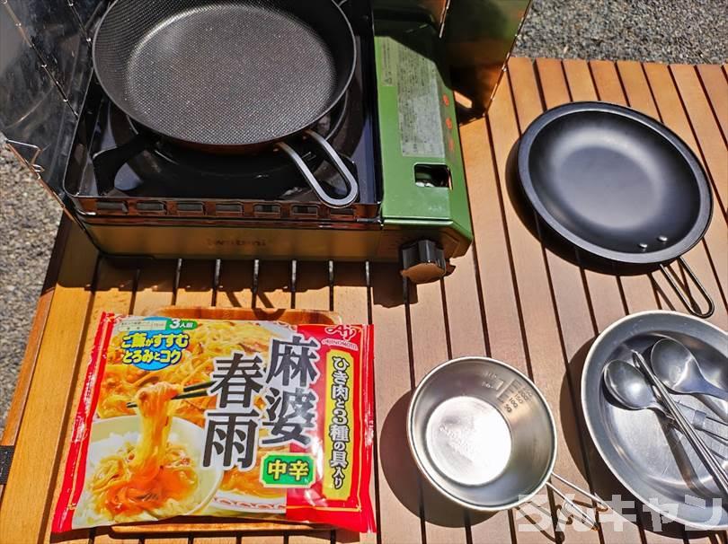 【簡単キャンプ飯】麻婆春雨は材料不要でパパッと作れる｜ご飯にのせても美味しい