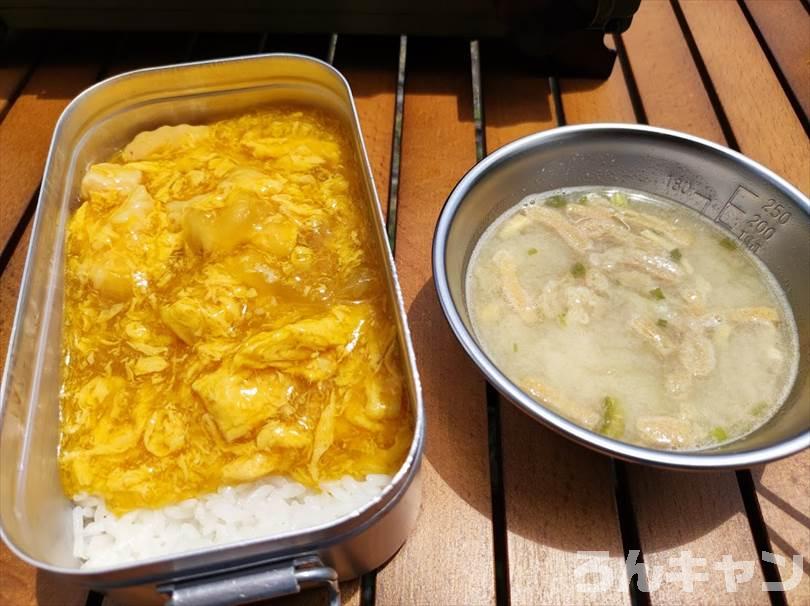 【簡単キャンプ飯】親子丼はレトルトで手軽に！ふわふわ玉子と甘めの出汁が美味しい