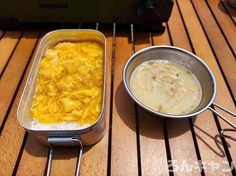 【簡単キャンプ飯】親子丼はレトルトで手軽に！ふわふわ玉子と甘めの出汁が美味しい