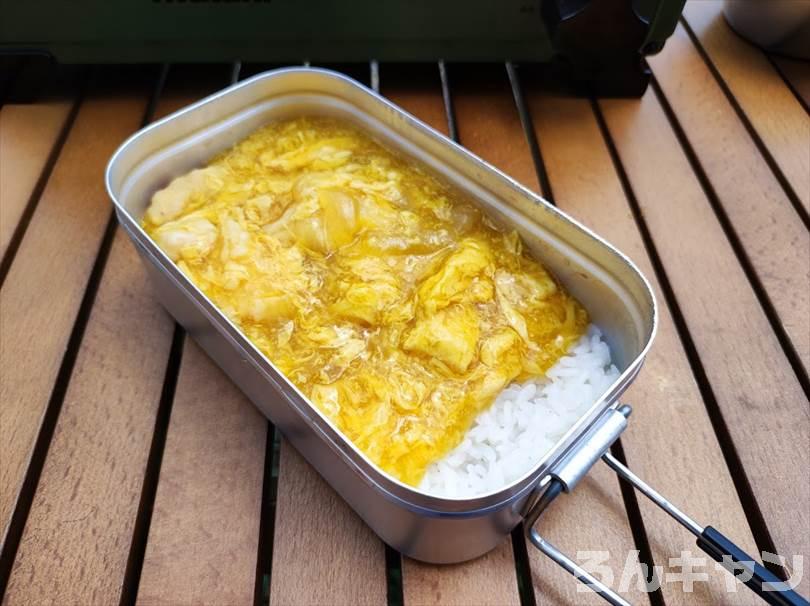 【簡単キャンプ飯】親子丼はレトルトで手軽に！ふわふわ玉子と甘めの出汁が美味しい