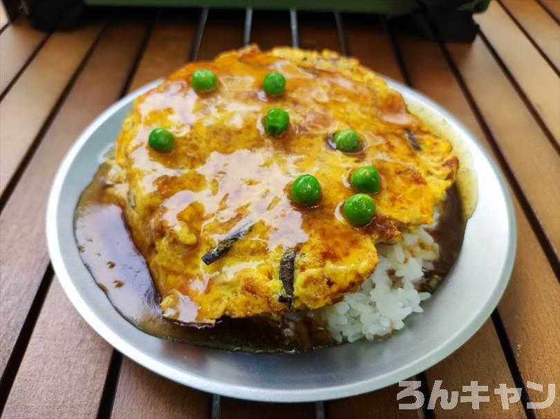 【簡単キャンプ飯】かに玉をご飯にのせて天津飯｜ふわふわ玉子とサッパリ甘酢餡が絶品