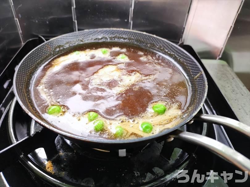 【簡単キャンプ飯】かに玉をご飯にのせて天津飯｜ふわふわ玉子とサッパリ甘酢餡が絶品