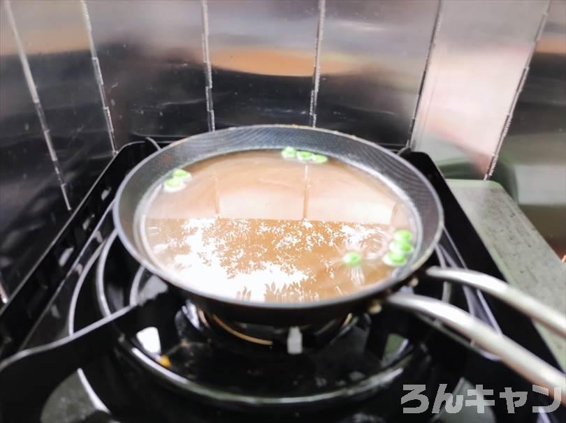 【簡単キャンプ飯】かに玉をご飯にのせて天津飯｜ふわふわ玉子とサッパリ甘酢餡が絶品