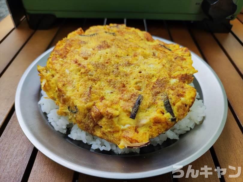 【簡単キャンプ飯】かに玉をご飯にのせて天津飯｜ふわふわ玉子とサッパリ甘酢餡が絶品