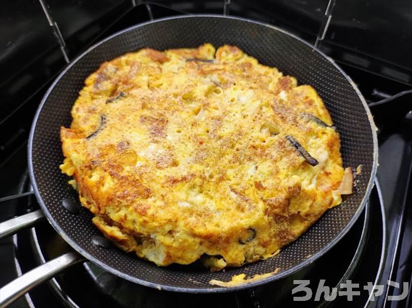 【簡単キャンプ飯】かに玉をご飯にのせて天津飯｜ふわふわ玉子とサッパリ甘酢餡が絶品