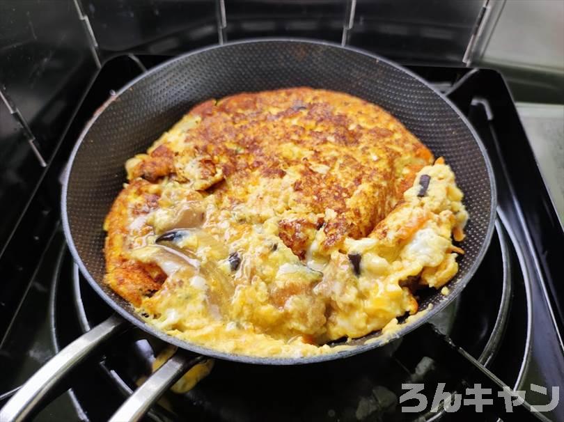 【簡単キャンプ飯】かに玉をご飯にのせて天津飯｜ふわふわ玉子とサッパリ甘酢餡が絶品