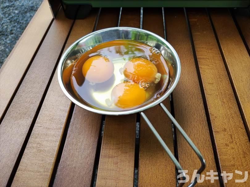 【簡単キャンプ飯】かに玉をご飯にのせて天津飯｜ふわふわ玉子とサッパリ甘酢餡が絶品