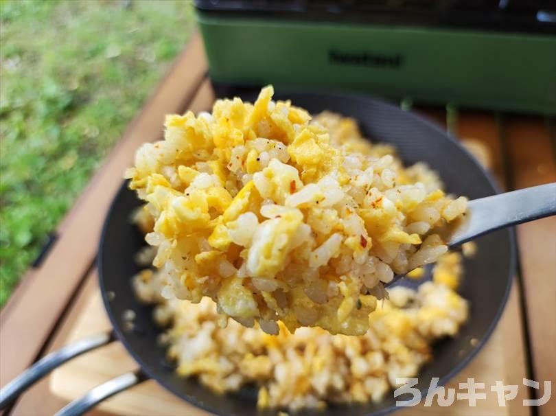【簡単キャンプ飯】チャーハンをフライパンで作る｜焼き飯はシンプルが美味しい
