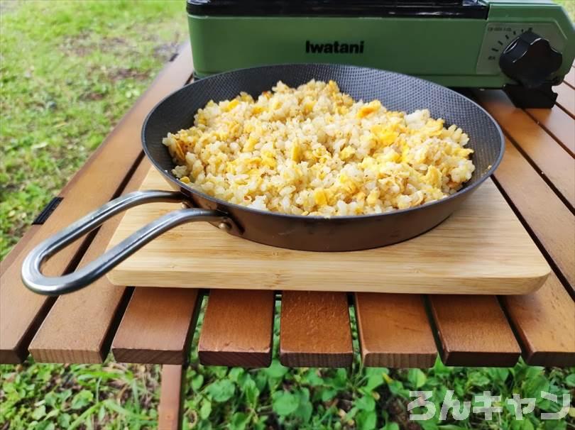 【簡単キャンプ飯】チャーハンをフライパンで作る｜焼き飯はシンプルが美味しい