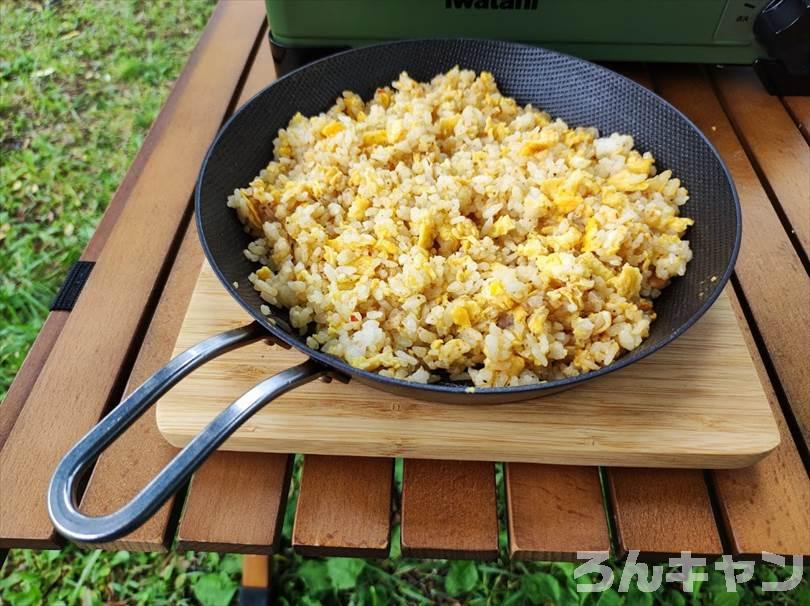 【簡単キャンプ飯】チャーハンをフライパンで作る｜焼き飯はシンプルが美味しい