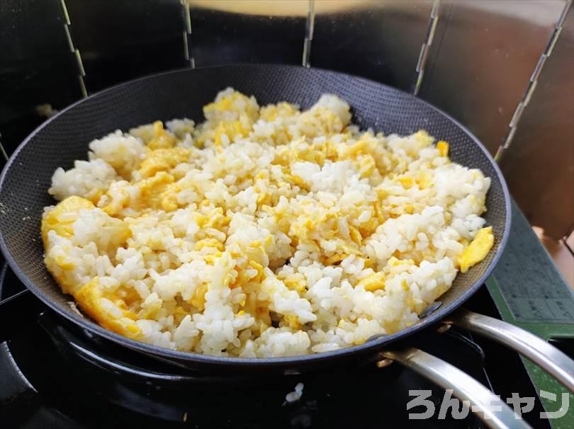 【簡単キャンプ飯】チャーハンをフライパンで作る｜焼き飯はシンプルが美味しい