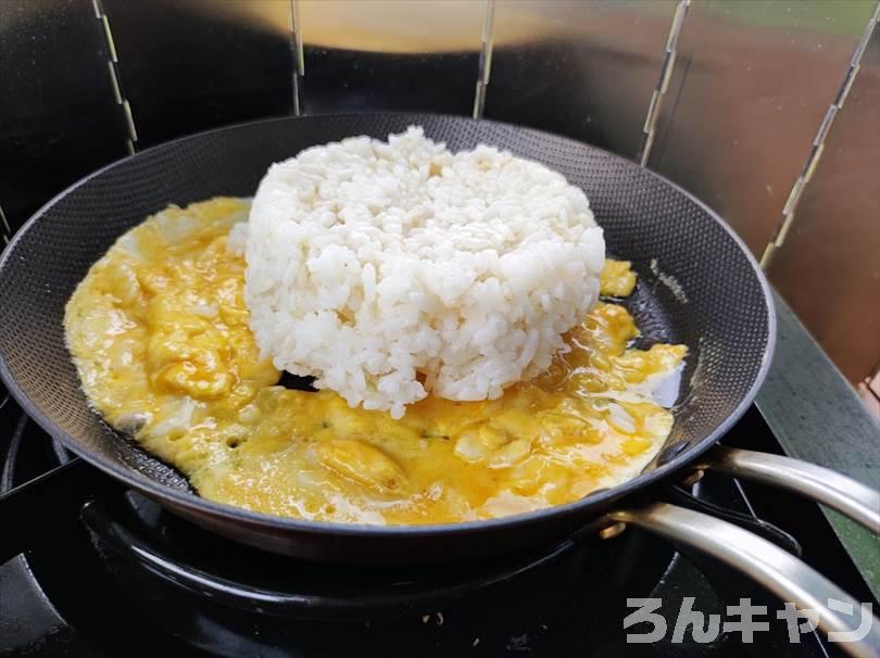 【簡単キャンプ飯】チャーハンをフライパンで作る｜焼き飯はシンプルが美味しい