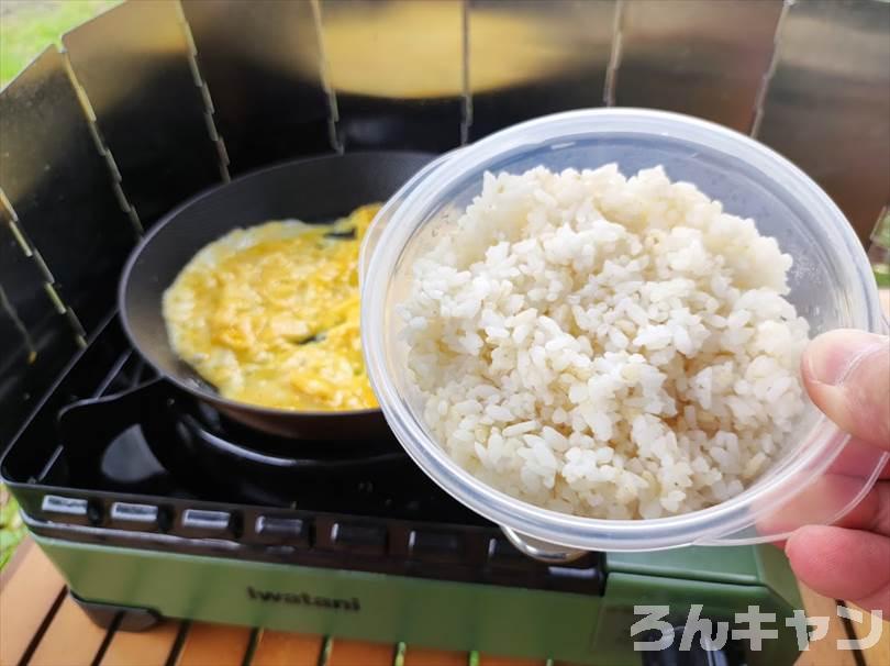 【簡単キャンプ飯】チャーハンをフライパンで作る｜焼き飯はシンプルが美味しい