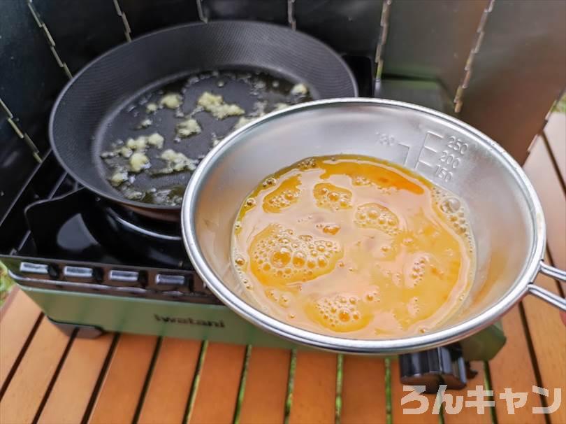 【簡単キャンプ飯】チャーハンをフライパンで作る｜焼き飯はシンプルが美味しい