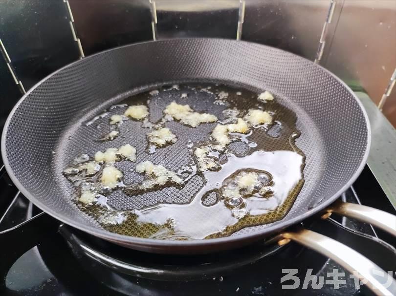 【簡単キャンプ飯】チャーハンをフライパンで作る｜焼き飯はシンプルが美味しい