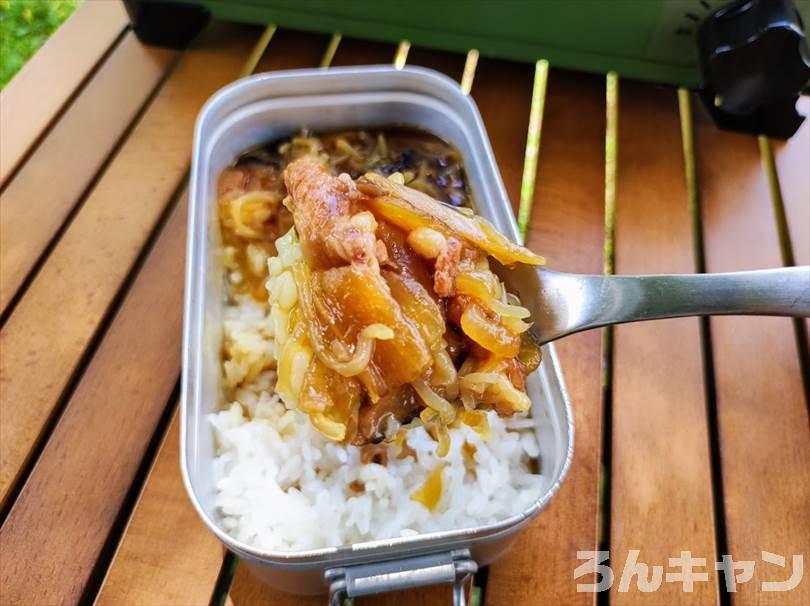 【簡単キャンプ飯】すき焼き丼はレトルトで手軽に！8種類の具材と特製割り下の濃厚な旨みが広がる