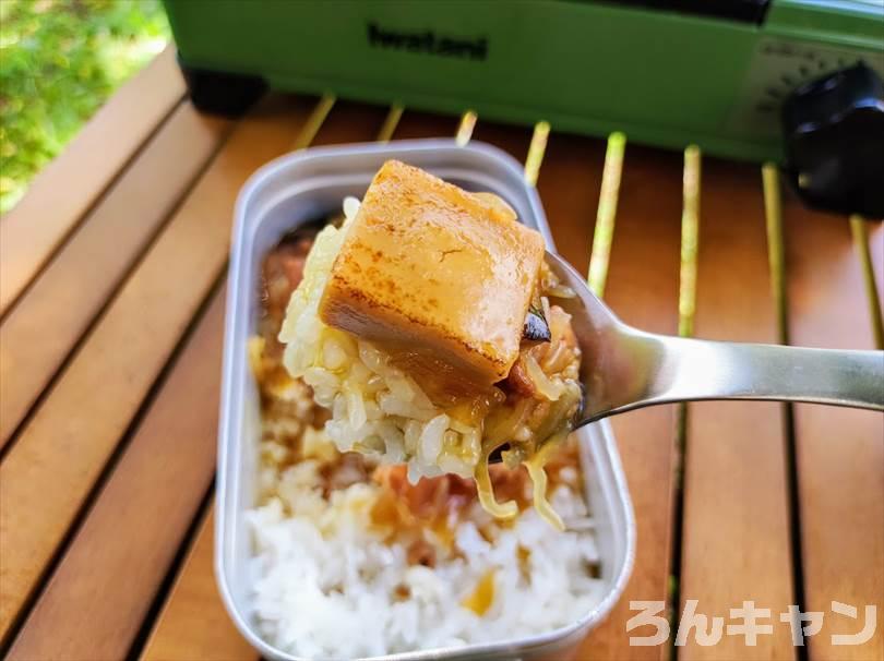 【簡単キャンプ飯】すき焼き丼はレトルトで手軽に！8種類の具材と特製割り下の濃厚な旨みが広がる