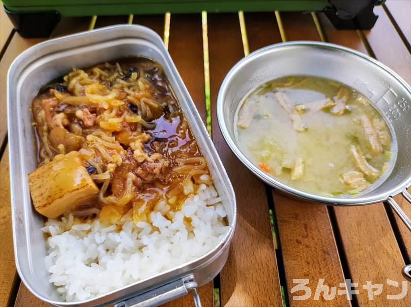 【簡単キャンプ飯】すき焼き丼はレトルトで手軽に！8種類の具材と特製割り下の濃厚な旨みが広がる