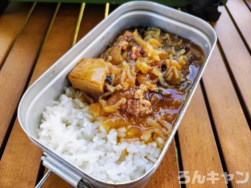 【簡単キャンプ飯】すき焼き丼はレトルトで手軽に！8種類の具材と特製割り下の濃厚な旨みが広がる