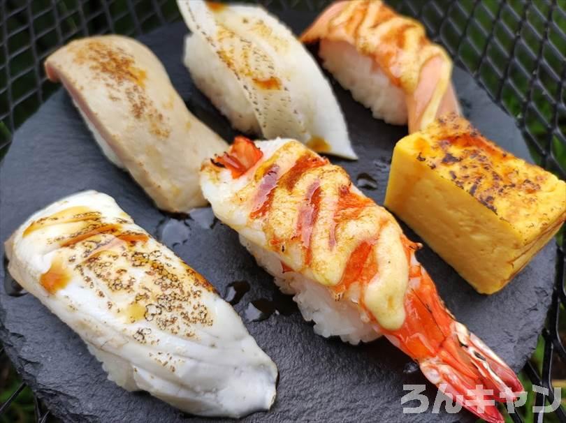 【簡単キャンプ飯】炙り寿司はバーナーで炙るだけ|まぐろ・サーモン・鯛・いか・エビが美味しい – ろんキャン