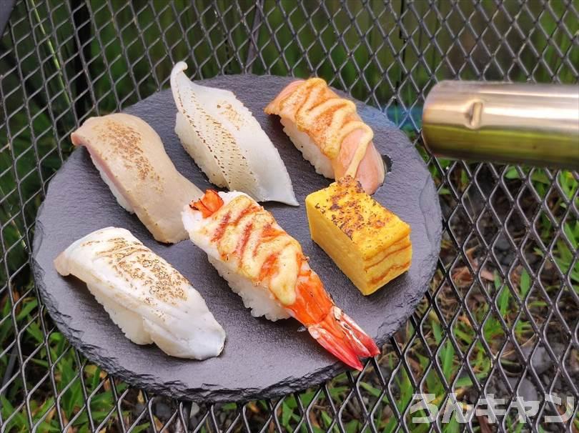 【簡単キャンプ飯】炙り寿司が美味しい｜まぐろ・サーモン・鯛・イカ・エビが絶品