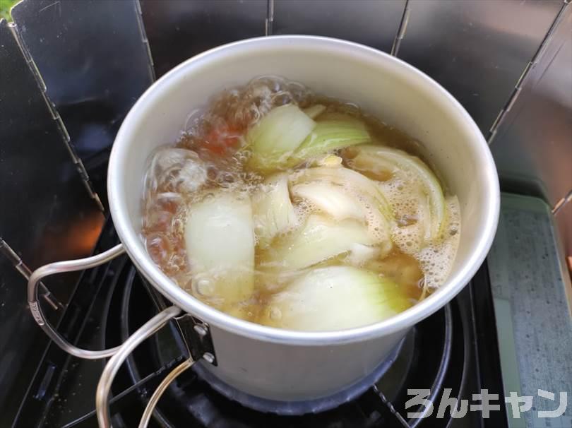 【簡単キャンプ飯】鍋料理のおすすめレシピまとめ｜体がぽかぽか温まって美味しい