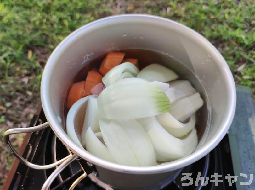 【簡単キャンプ飯】鍋料理のおすすめレシピまとめ｜体がぽかぽか温まって美味しい