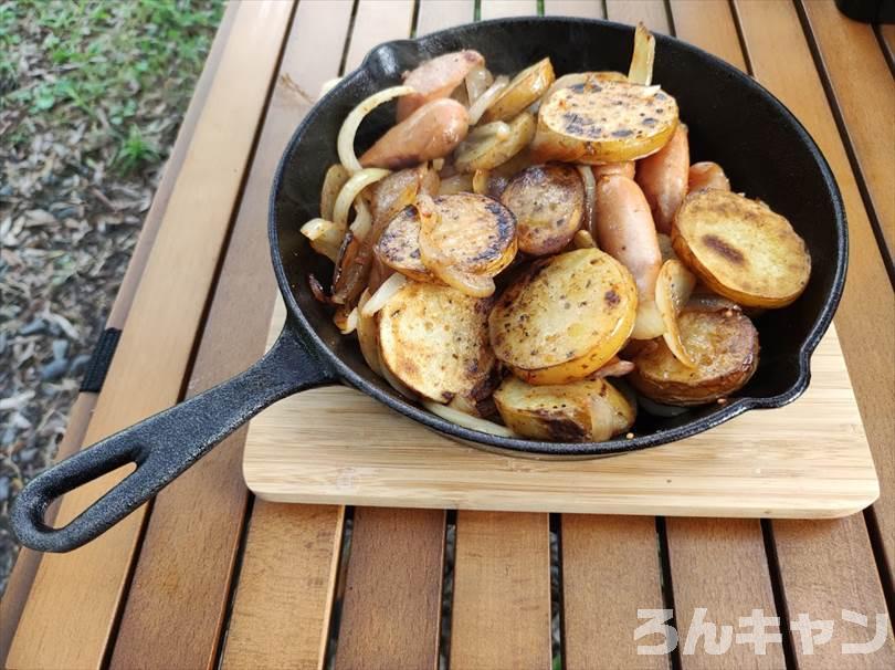 【簡単キャンプ飯】ジャーマンポテトをスキレットで作る｜熱々ホクホクで美味しい