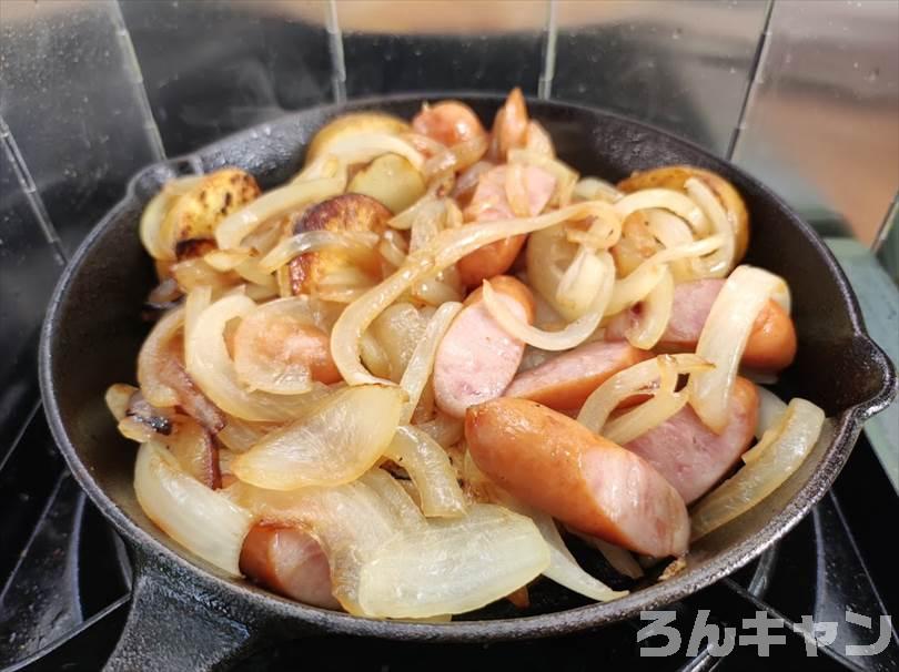 【簡単キャンプ飯】ジャーマンポテトをスキレットで作る｜熱々ホクホクで美味しい