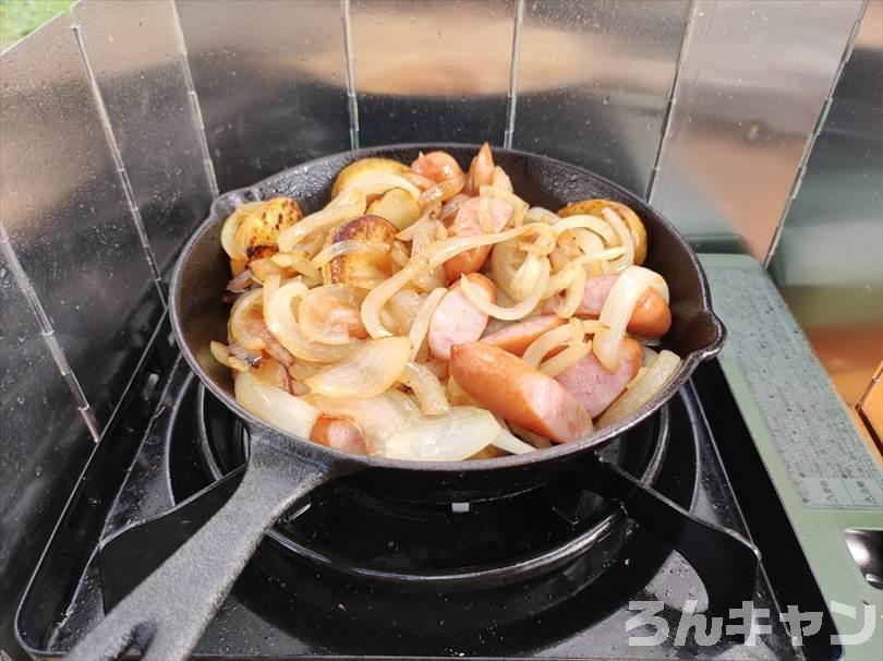 【簡単キャンプ飯】ジャーマンポテトをスキレットで作る｜熱々ホクホクで美味しい