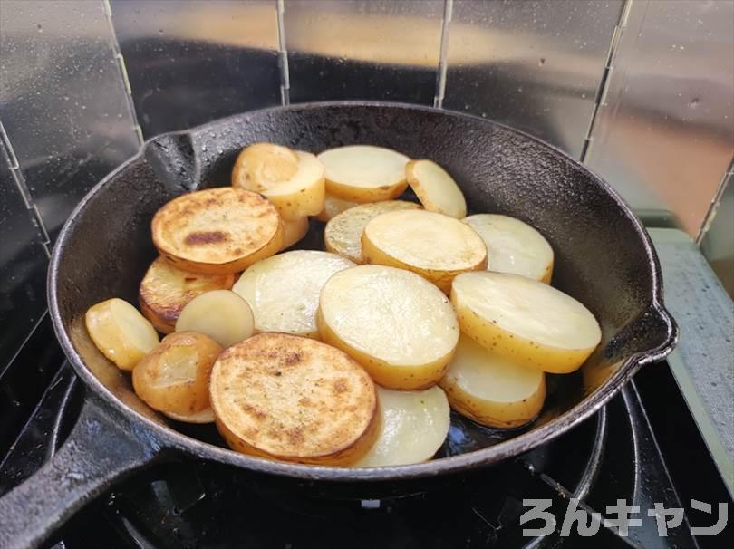 【ワンパン料理】フライパンひとつで作れる簡単キャンプ飯まとめ｜ビールのおつまみにもピッタリ