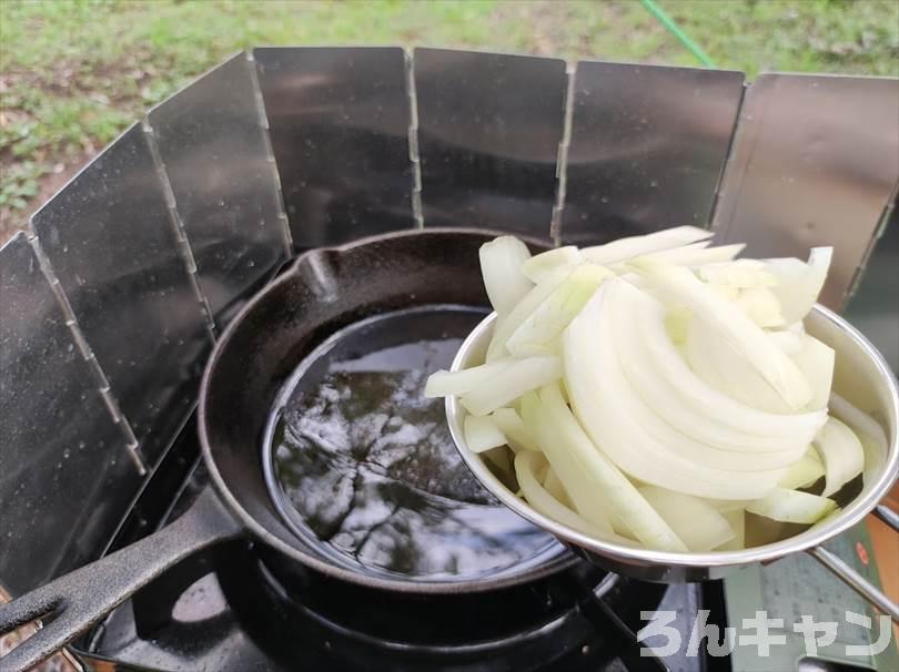 【ワンパン料理】フライパンひとつで作れる簡単キャンプ飯まとめ｜ビールのおつまみにもピッタリ